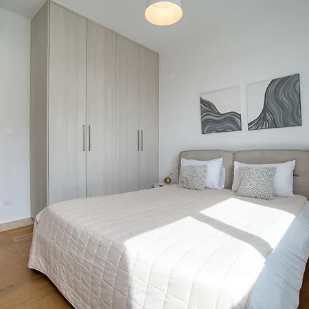 Avenue 103 3 Bed * פאפוס